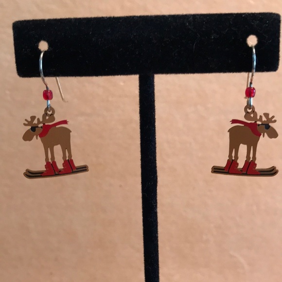 Cute snowboarding moose earrings - Picture 1 of 3